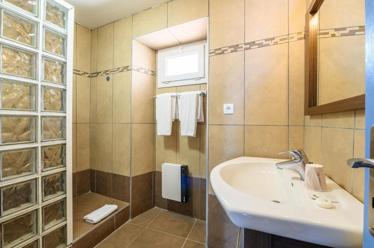 Hotel Triton Колюр Екстериор снимка