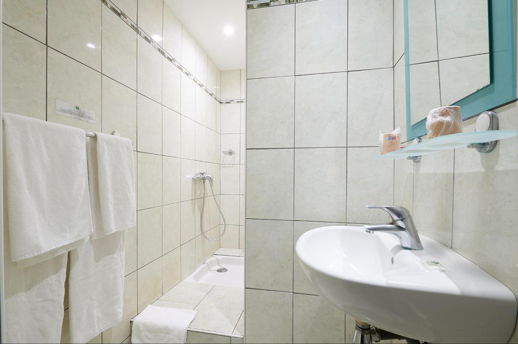 Hotel Triton Колюр Екстериор снимка