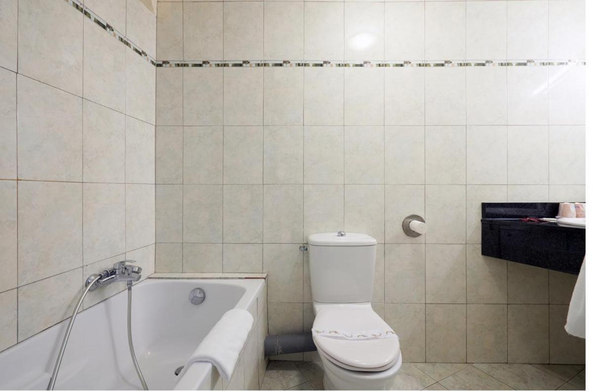 Hotel Triton Колюр Екстериор снимка